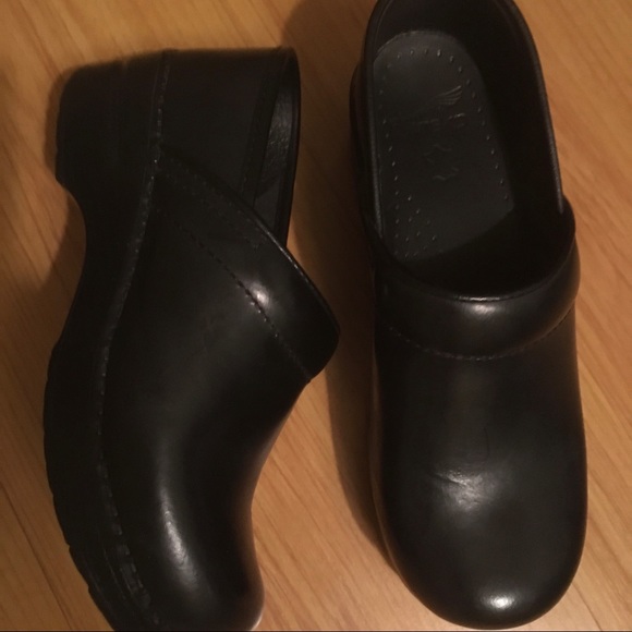 dansko nursing shoes